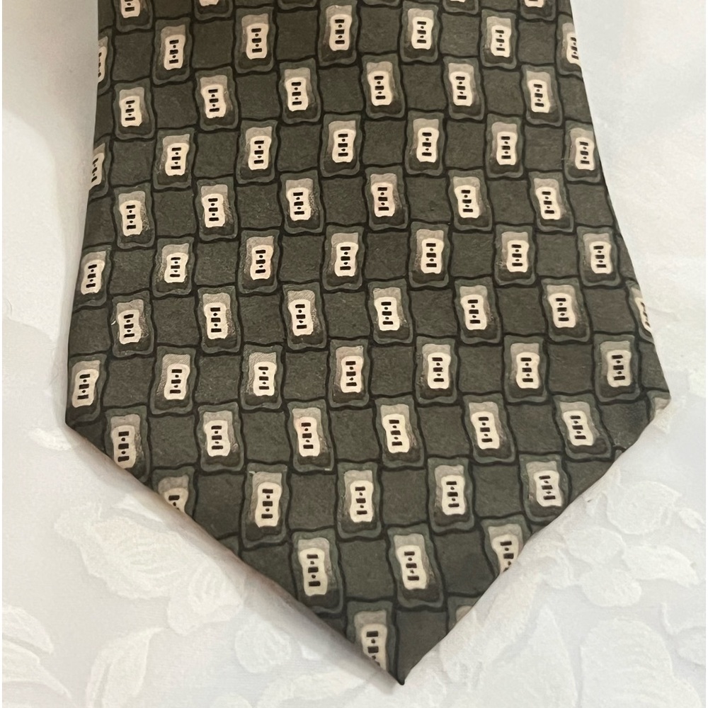 100% Silk Geoffrey Beene Tie.
